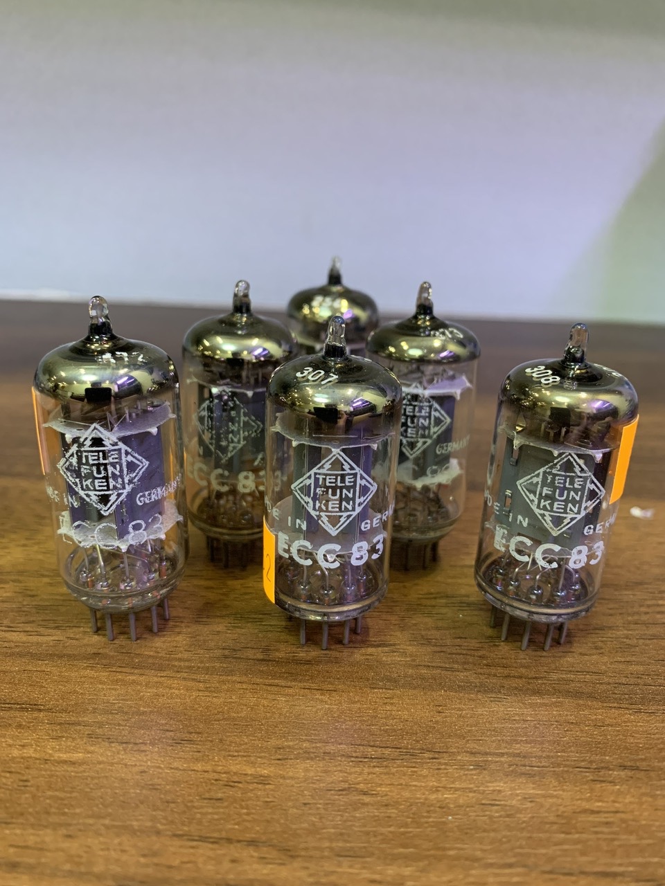 Bóng đèn Ecc83/12ax7 – Telefunken phiến 17, lô gô <> đáy bóng