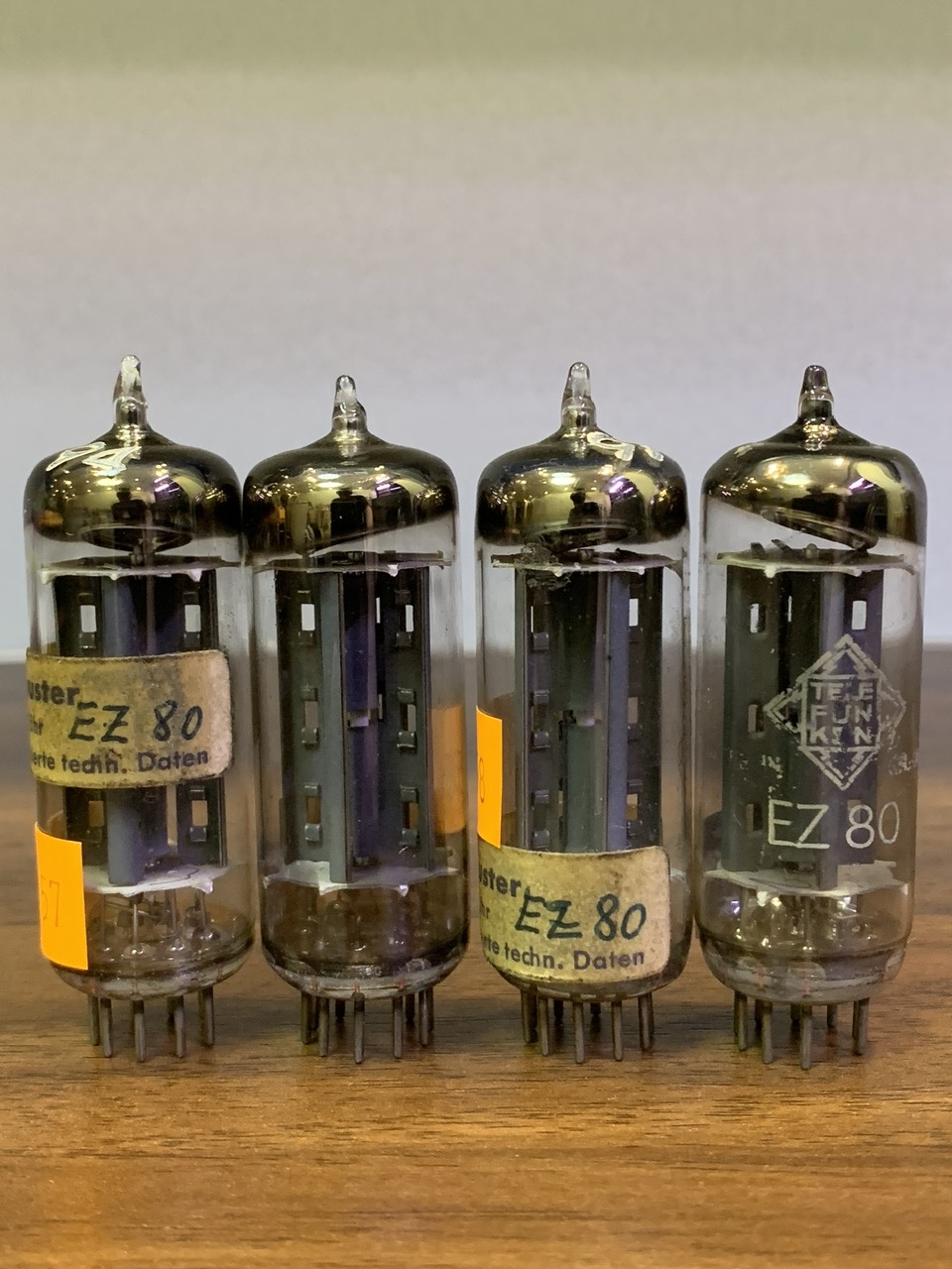 Bóng đèn nắn EZ80/ 6V4 Telefunken – Lô gô <> đáy bóng